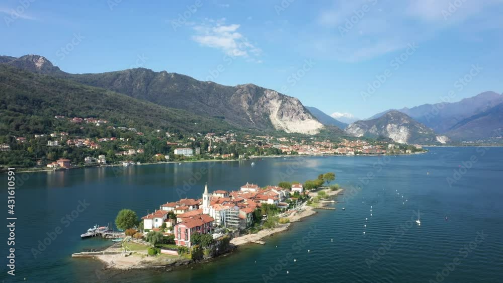 L'île des pêcheurs (Isola dei Pescatori ou Isola Superiore) et la ville de Stresa dans les Îles Borromées sur le lac Majeur dans le Piémont, en Italie, en drone et à l'été lors d'une journée sous le S