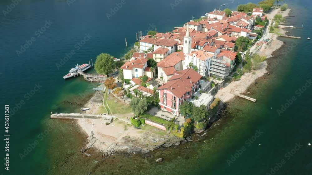 La vue du dessus de l'île des pêcheurs (Isola dei Pescatori ou Isola Superiore) dans les Îles Borromées sur le lac Majeur dans le Piémont, en Italie, en drone et à l'été lors d'une journée sous le Sol