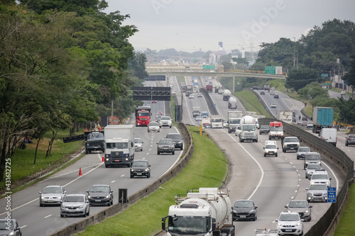 Movimento na Rodovia Presidente Dutra BR 116 KM 148 na véspera de feriado do Dia de Tiradentes no trecho de São José dos Campos SP, nesta manhã de quarta-feira, (20). photo