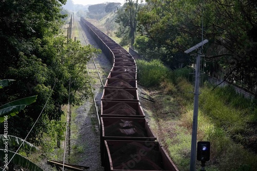 Vista de trem de carga da MRS em movimento na cidade com containers carregado de minério de ferro, nesta manhã de terça-feira (02) em São José dos Campos, SP. photo