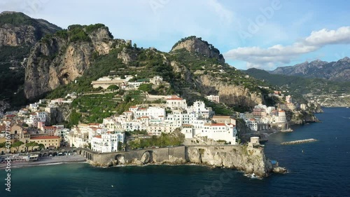 La ville de Amalfi, sur la Côte Amalfitaine, au bord de la mer tyrrhénienne en Europe, en Italie, en Campanie, dans la province de Salerne photo