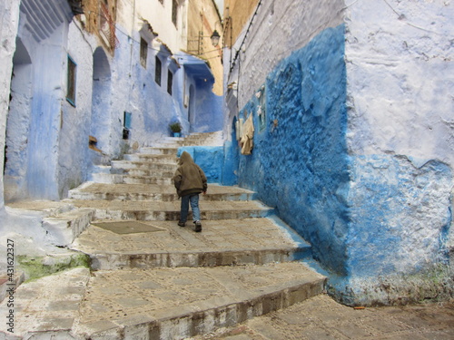 モロッコ,シャウエン(Morocco,Chefchaouen)青い街町村と男の子(beautiful blue town with kid) © 裕貴 木下