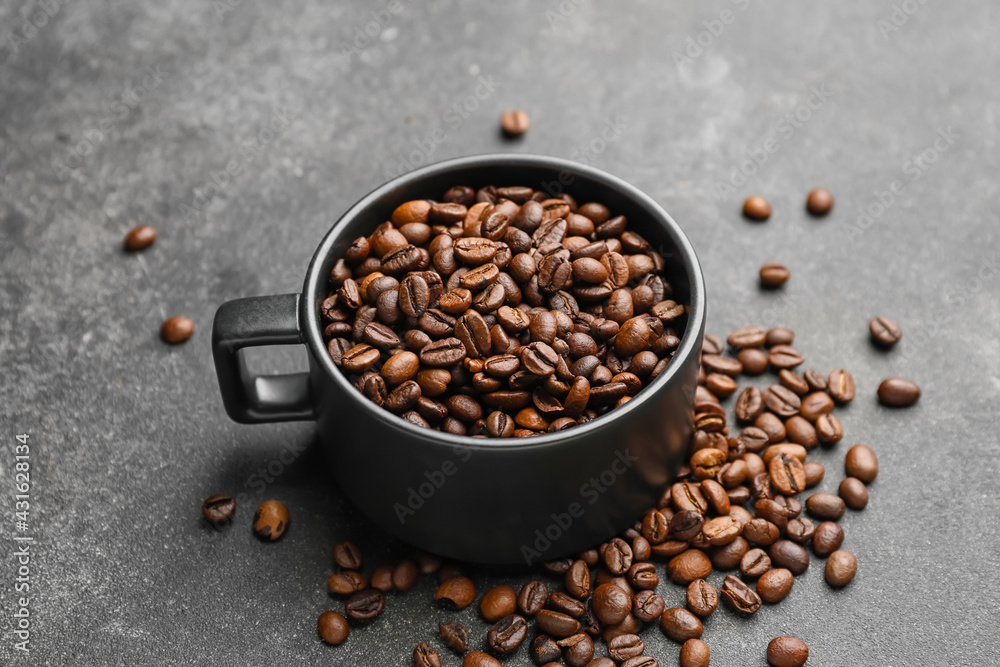 Cup of coffee beans on dark background - obrazy, fototapety, plakaty 