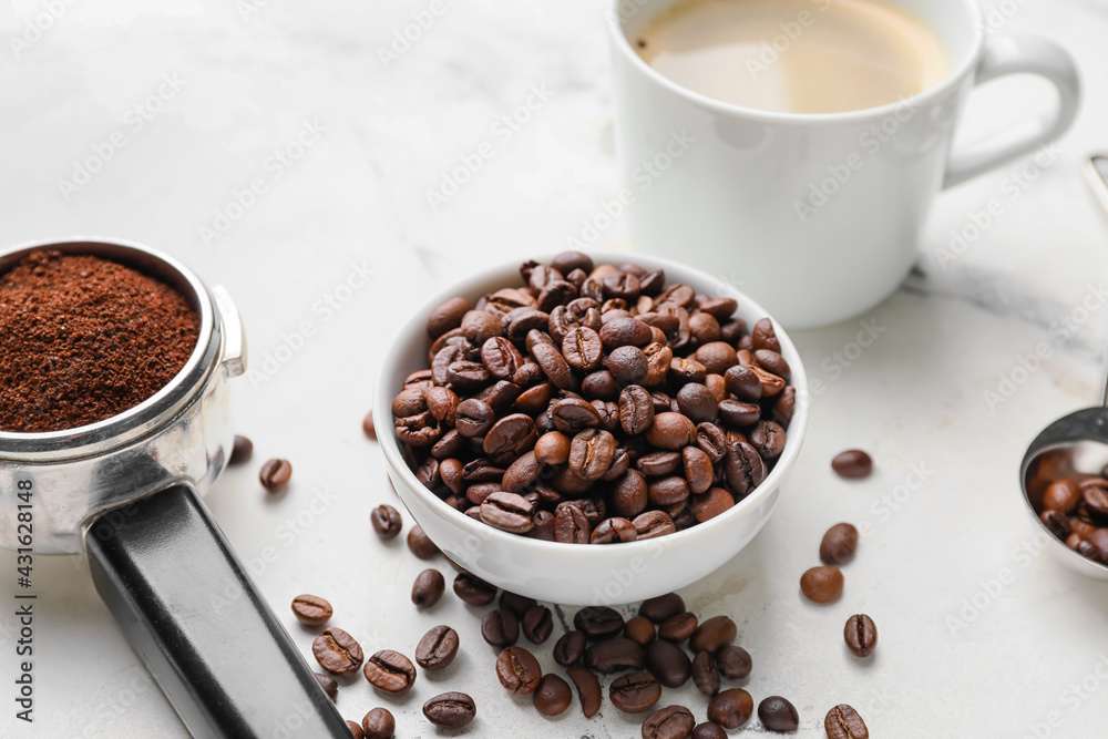 Cup of coffee and bowl with beans on light background - obrazy, fototapety, plakaty 