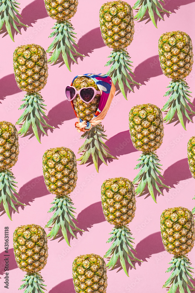 Fototapeta Moda. Wzór z hipsterką Ananas w okularach przeciwsłonecznych i szaliku, stylowe owoce. Minimalna koncepcja tropikalnych lato. Koncepcja modne wakacje twórczej sztuki. Letni nastrój kolorystyczny, owoc ananasa