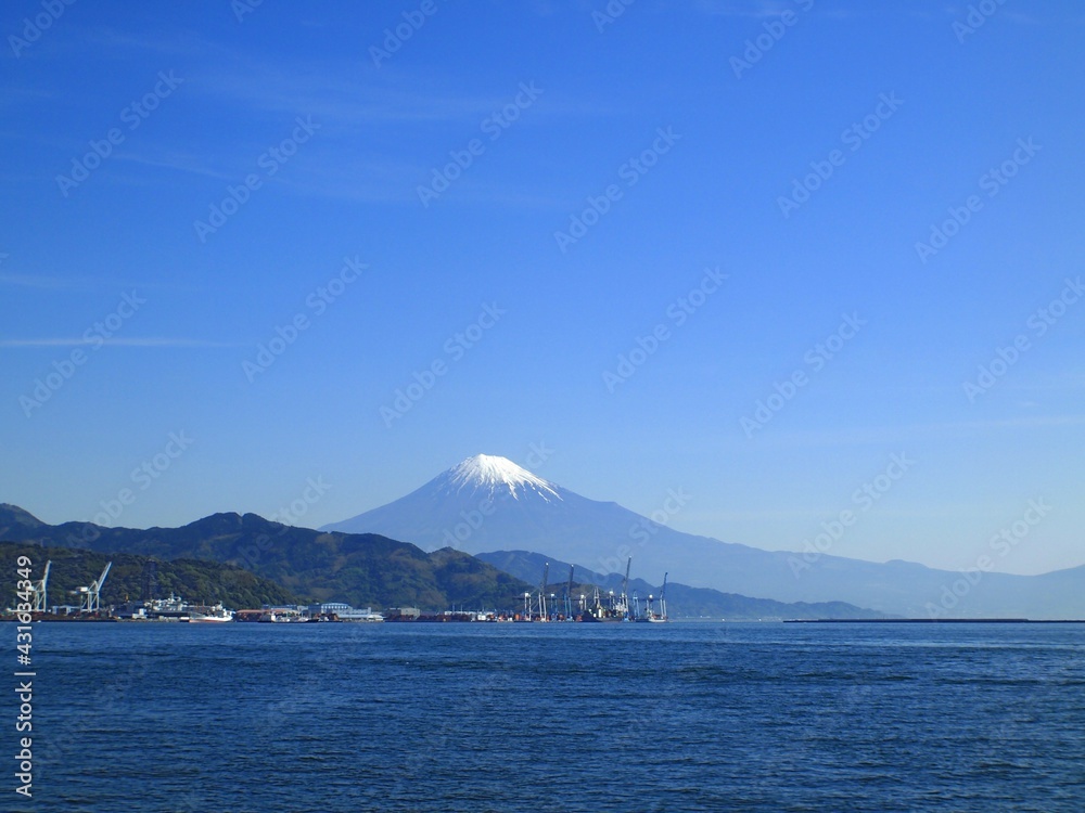 ＜静岡　清水＞清水港からみた富士山