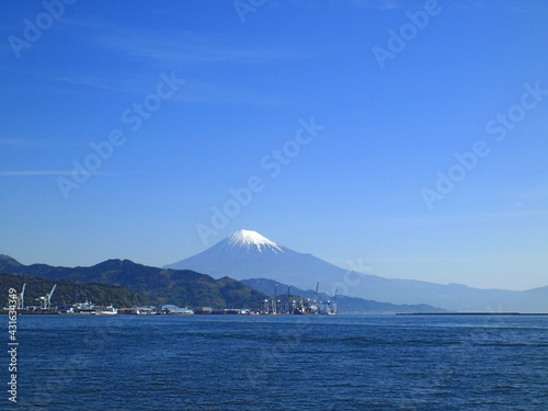 ＜静岡 清水＞清水港からみた富士山