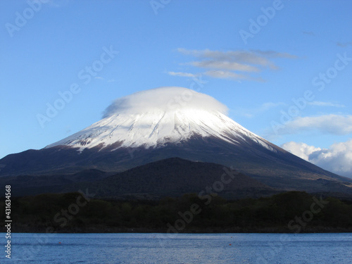 ドーナツ型雲の富士山と湖。精進湖、日本にて