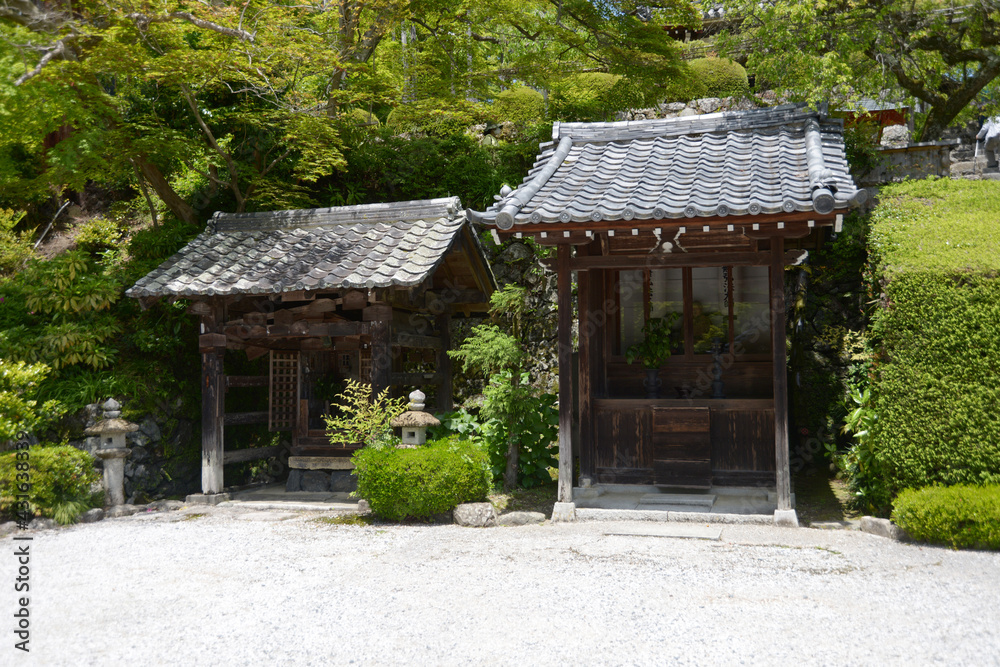 新緑の善峯寺　閼伽井と納札所　京都市西京区