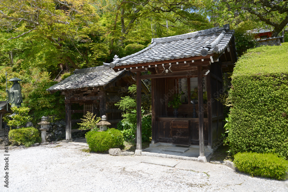 新緑の善峯寺　閼伽井と納札所　京都市西京区