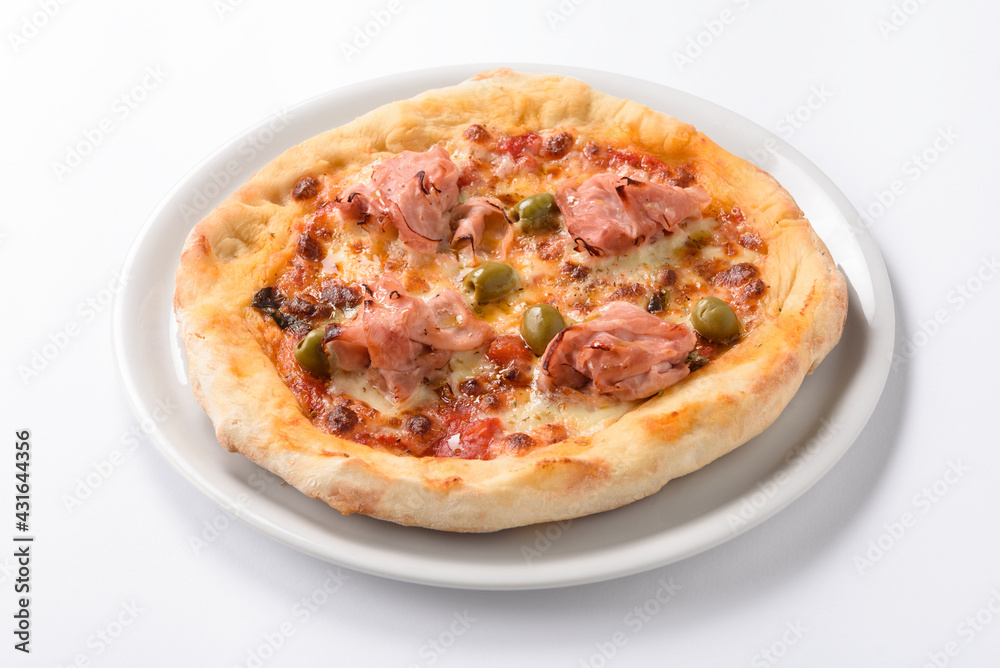 Pizza con prosciutto cotto e olive isolata su fondo bianco, Cucina Italiana 