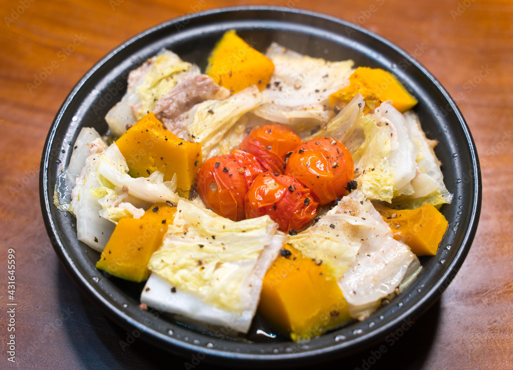 豚バラ肉と野菜のタジン蒸し
豚バラ肉と野菜のタジン蒸し