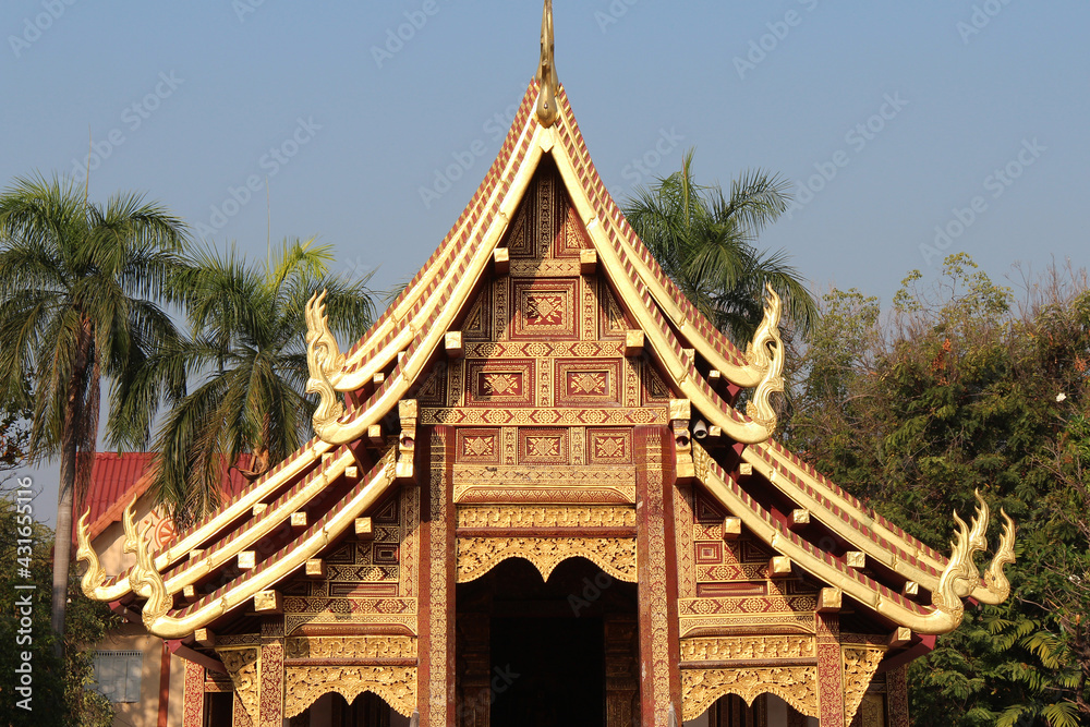 Naklejka premium buddhist temple (wat phra sing) in chiang mai in thailand