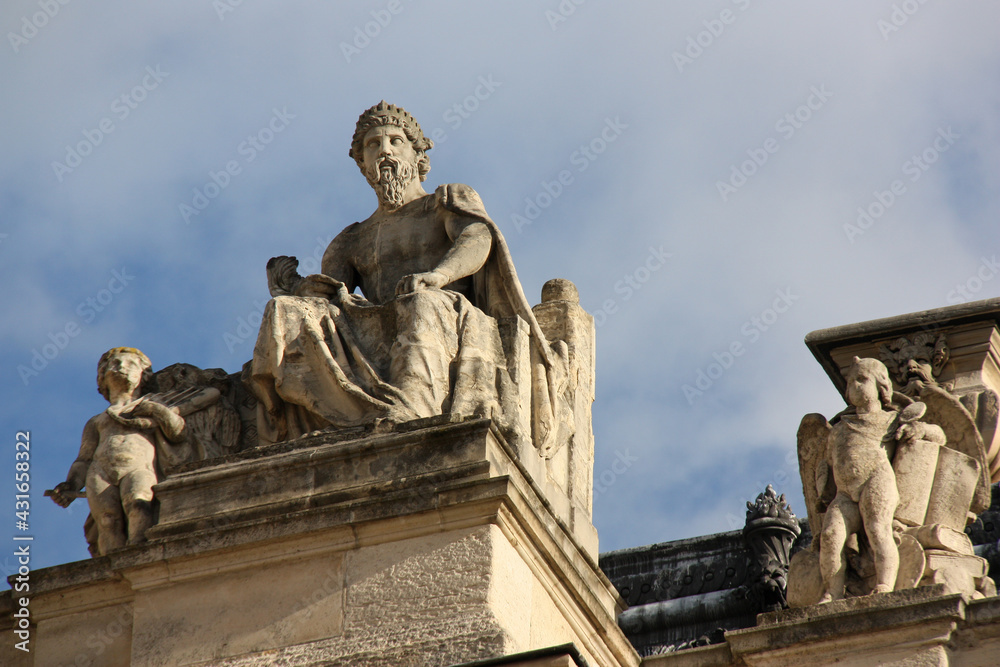 Statues sur le toit à Paris, France