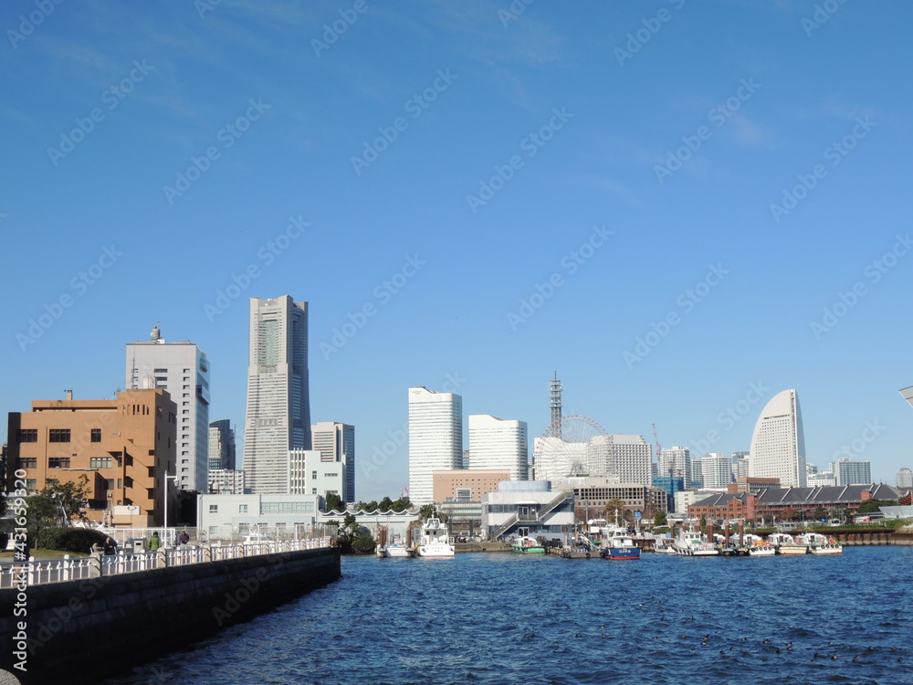 横浜みなとみらい　city skyline and harbor