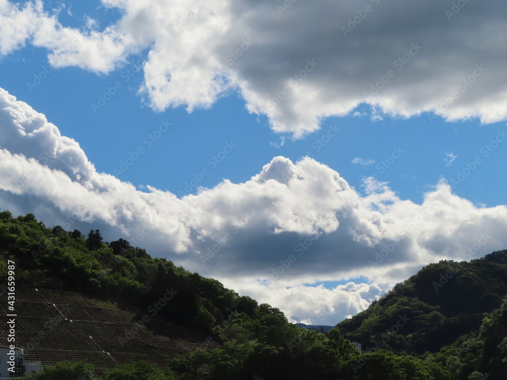 新緑の山と青空と雲