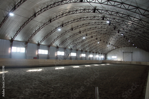 Fotografía Empty spacious riding hall interior view