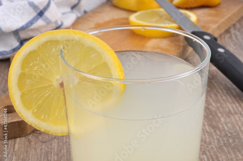 Verre de jus de citron frais en gros plan photo