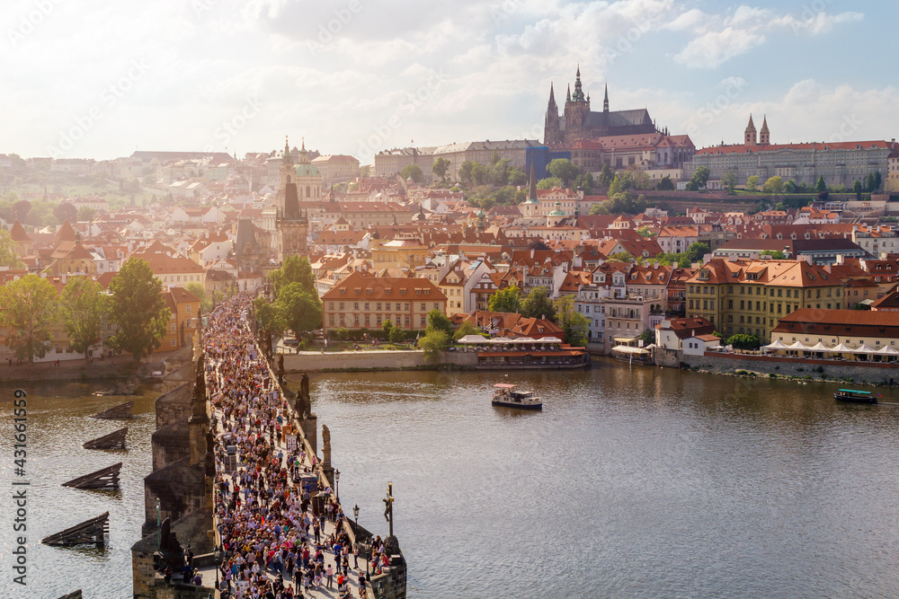 Panorama über die Karlsbrücke in Prag mit den vielen Besuchern der Stadt. Tschechische Republik