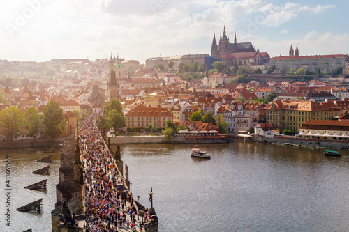 Obraz na płótnie Panorama über die Karlsbrücke in Prag mit den vielen Besuchern der Stadt. Tschechische Republik w salonie