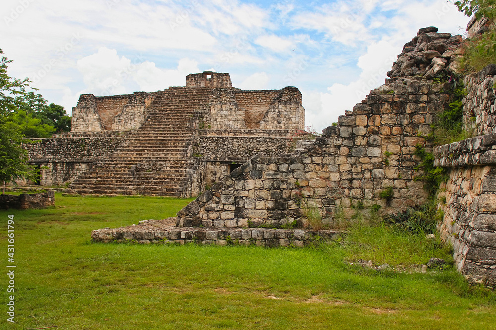 Ek Balam, Temozon, Yucatan, Mexico. Twins temples atop of which there are two mirroring temples on either side.