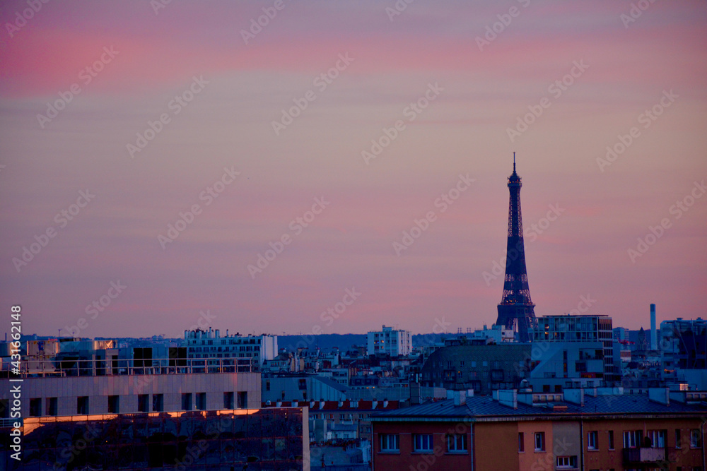 Tour Eiffel et ciel rose