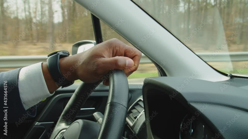 Vidéo Stock Side view of hand of black male driver firmly holding ...