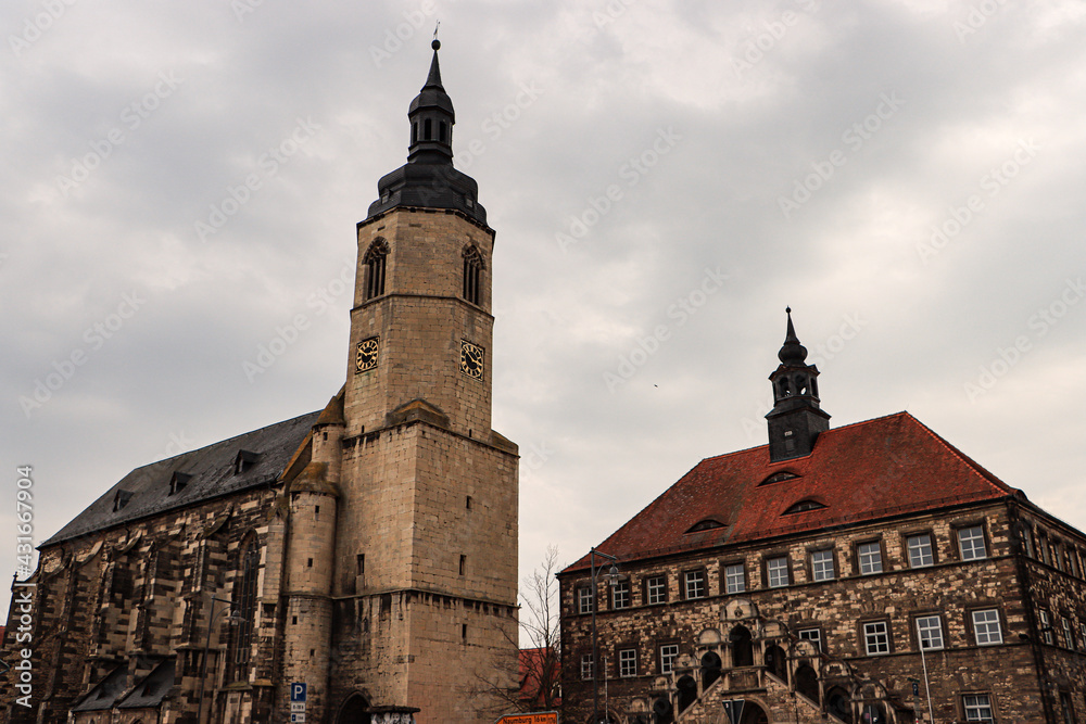 Fototapeta premium Laucha an der Unstrut; Rathaus und Stadtkirche St. Marien