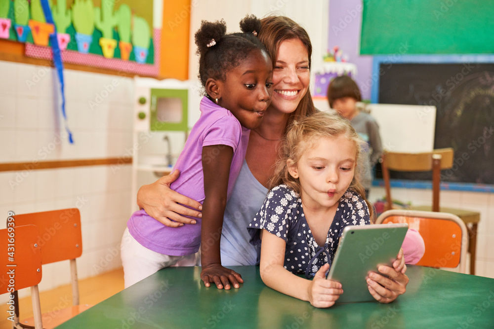 Fototapeta premium Kinder machen eine Grimasse am Tablet Computer
