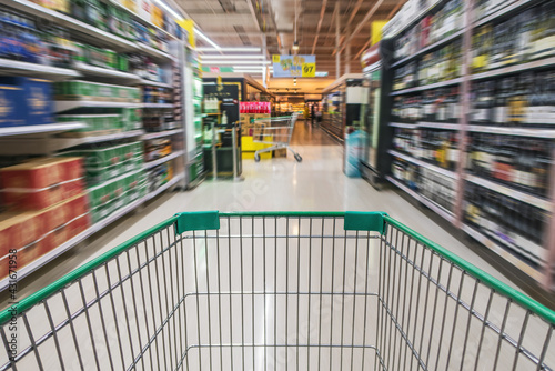 Fotografie Shopping cart in beverage department