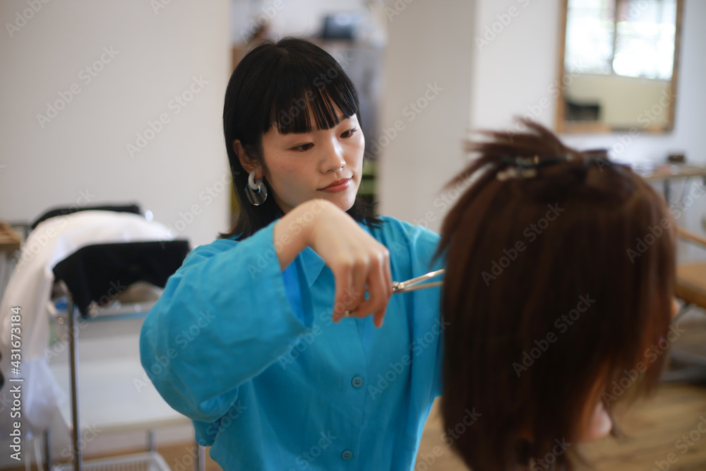 髪を切る練習する美容師 イメージ 髪を切る練習する美容師 イメージ
