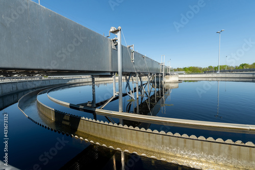 Nachklärbecken in der Kläranlage, mit Wasser Überlauf und Räumer, nachhaltiger Wasserkreislauf.