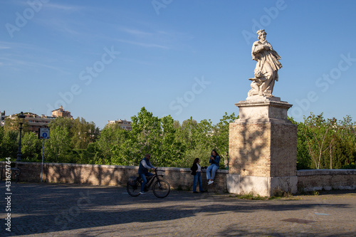 Dettagli di Ponte Milvio, sul fiume tevere photo