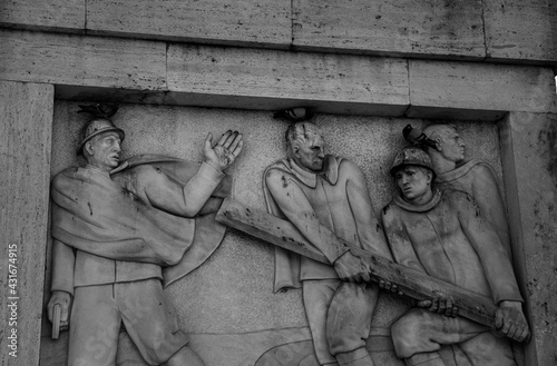 piccioni sulla testa delle figure di un basso rilievo, nei pressi dello stadio Olimpico, in Roma. photo