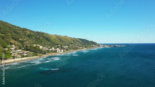 La cote et la plage de la région de Acciaroli au bord de la mer tyrrhénienne en Europe, en Italie, en Campanie, dans la province de Salerne photo