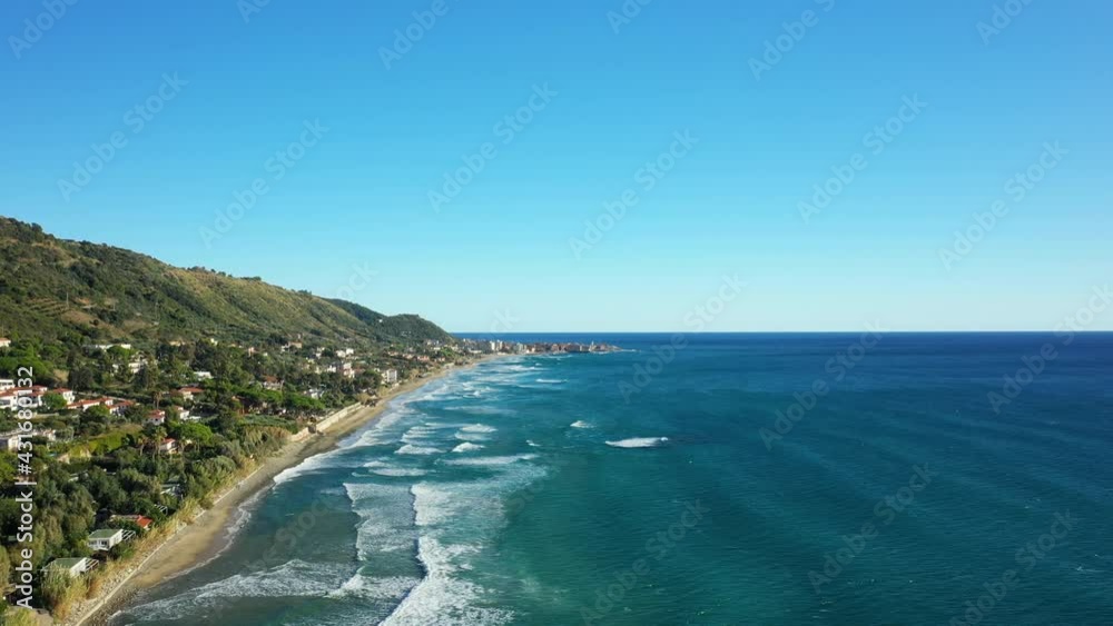La cote et la longue plage de la région de Acciaroli au bord de la mer tyrrhénienne en Europe, en Italie, en Campanie, dans la province de Salerne La cote et la longue plage de la région de Acciaroli au bord de la mer tyrrhénienne en Europe, en Italie, en Campanie, dans la province de Salerne