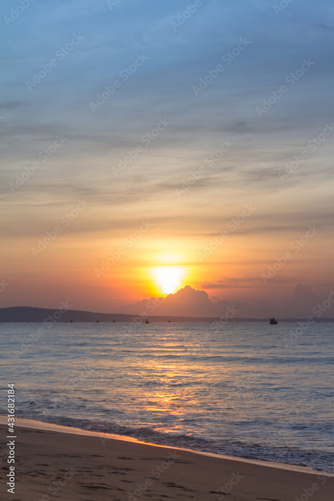 Obraz premium Sea sunrise with waves, Vietnam