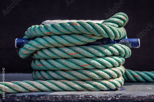 Obraz na plátně green ship's rope on a bollard