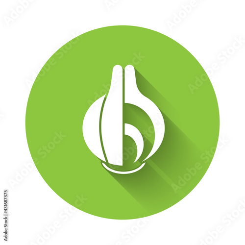 White Onion icon isolated with long shadow. Green circle button. Vector