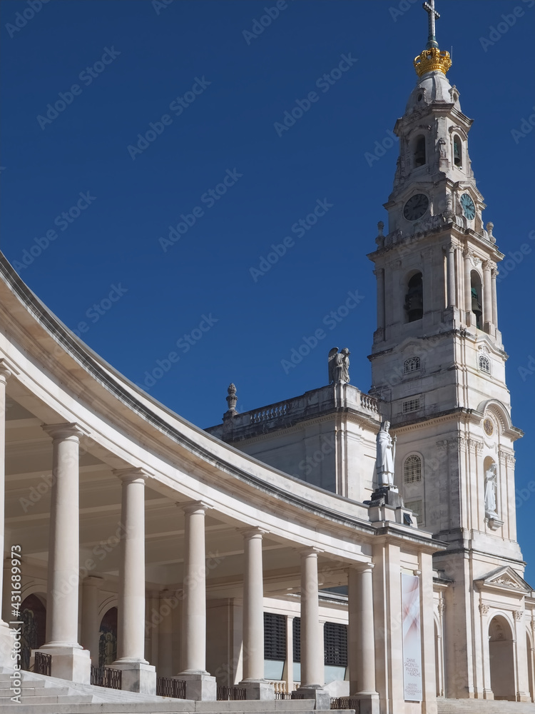 Fototapeta premium Cathedral of Fatima in Portugal near Lisboa with blue sky