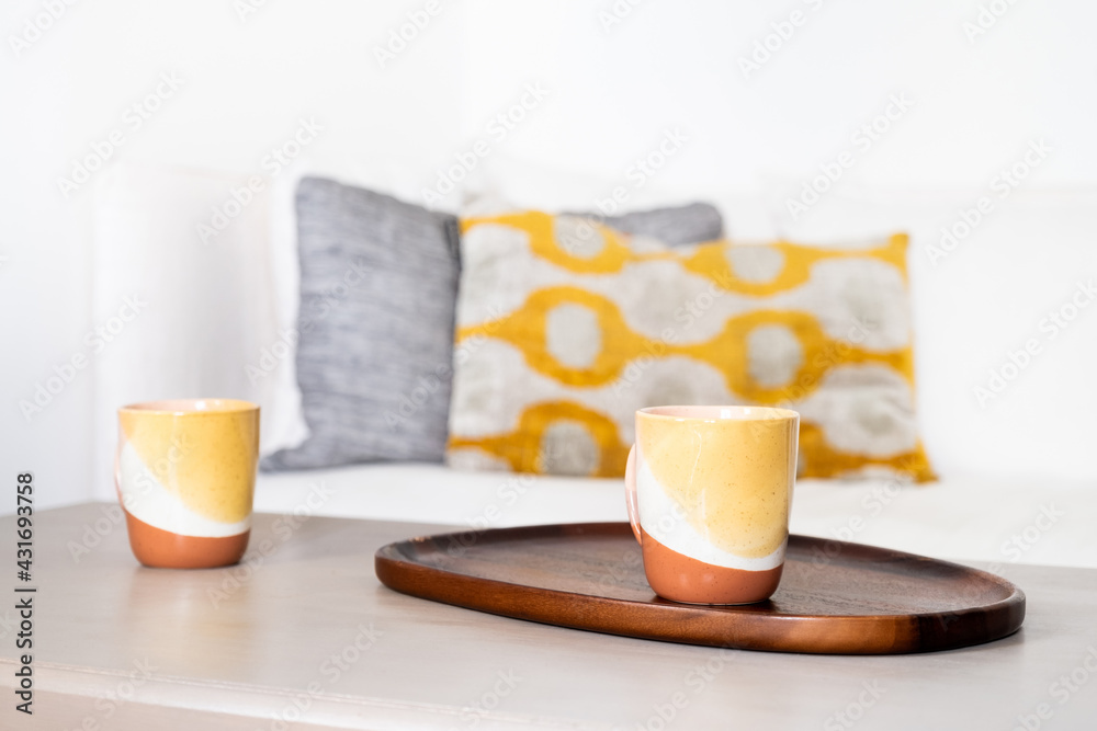 Un plateau et des tasses de café sur une table basse - obrazy, fototapety, plakaty 
