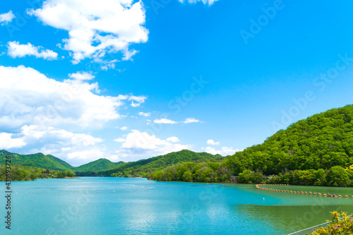 千丈寺湖と青空