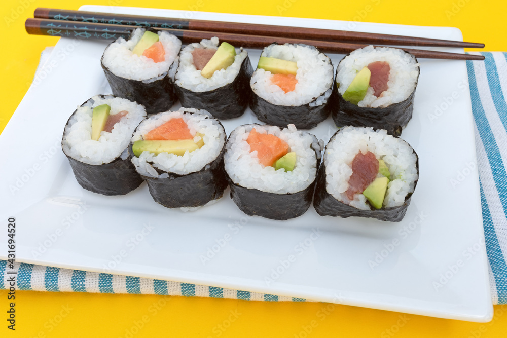assiette de maki isolé sur une table assiette de maki isolé sur une table