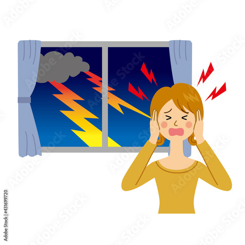 雷を怖がる女性