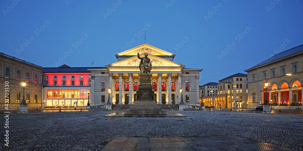 Der Max-Joseph-Platz in München mit dem Nationaltheater