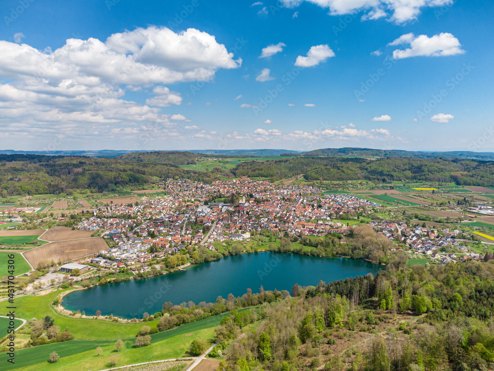 Blick auf die Gemeinde Steißlingen mit dem Steißlinger See