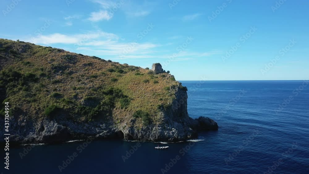 La vue rapprochée Cap Palinuro et ses tours de guet médiévales génoises au sommet d'un rocher et au bord de la mer tyrrhénienne en Europe, en Italie, en Campanie, dans la province de Salerne La vue rapprochée Cap Palinuro et ses tours de guet médiévales génoises au sommet d'un rocher et au bord de la mer tyrrhénienne en Europe, en Italie, en Campanie, dans la province de Salerne