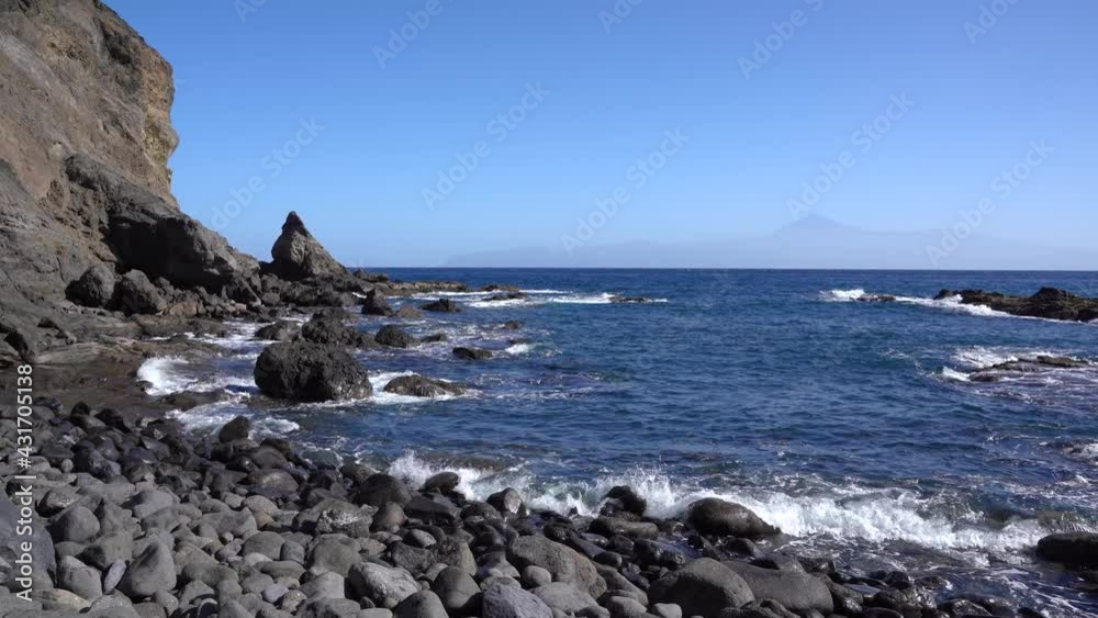 La Gomera, Strand Playa de La Caleta bei Hermigua - am Horizont die Insel Teneriffa mit Berg Teide