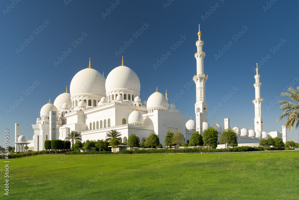 Fototapeta premium Sheikh Zayed Grand Mosque in Abu Dhabi at daytime.