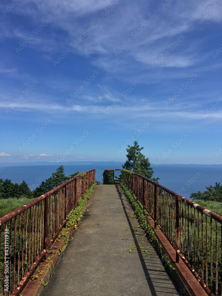 廃墟から天空へ